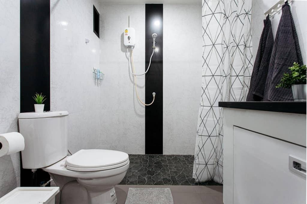 Апартаменти P4 Silom Large 2Beds Full Kitchen Wifi 4-6Pax Бангкок Екстер'єр фото