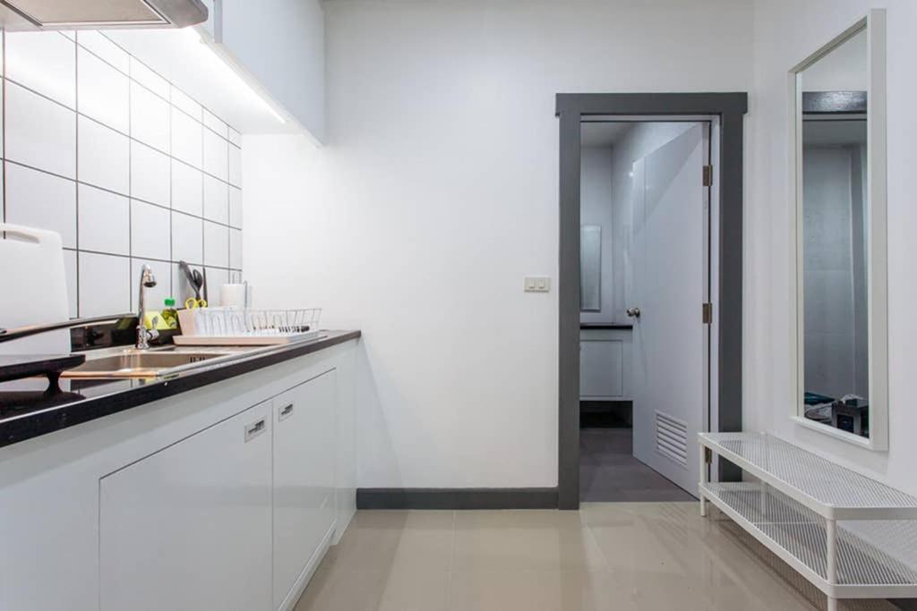 Апартаменти P4 Silom Large 2Beds Full Kitchen Wifi 4-6Pax Бангкок Екстер'єр фото